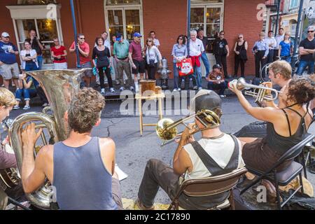 New Orleans Louisiana, French Quarter, Royal Street, Straßenkünstler, Tipps zum Busking, Tuba Skinny, Musikband, Musiker, Jazz, Blues, Busker, Instrument, Trompete Stockfoto