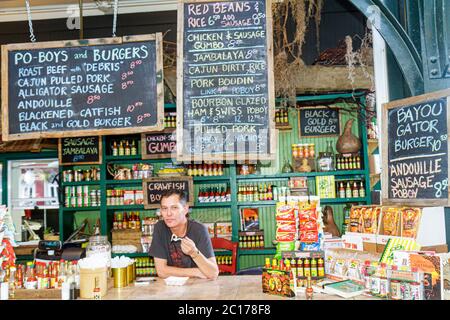 New Orleans Louisiana, French Quarter, historischer französischer Markt, Cajun Cafe Restaurant, Theke kreolisches Essen, Jambalaya, rote Bohnen, Gator Gumbo Kreidetafel-Menü Stockfoto