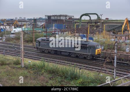 DC Rail Güterzuglokomotive der Baureihe 56 56312 an der West London Junction, Willesden, Nord-London, umhin einen Güterzug leerer Schonwagen. Stockfoto