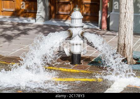 New Orleans Louisiana, Warehouse District, Julia Street, Hydrant, Brandschutzmaßnahme, offenes Ventil, Wasserdurchfluss, Abfall, Druck, nasse Straße, Metallkappen, Stockfoto