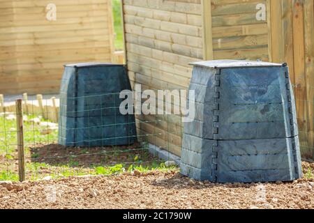 Kunststoff schwarz Komposteimer und kleine Holzhütte in der Stadt garten Stockfoto