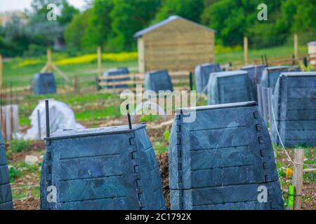 Kunststoff schwarz Komposteimer und kleine Holzhütte in der Stadt garten Stockfoto