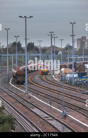 DB Cargo Rail UK-Lokomotive der Baureihe 66 wird in Acton Yard, West london, betankt Stockfoto