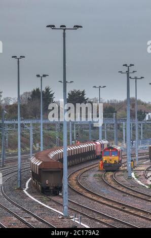 DB Cargo Rail UK-Lokomotive der Baureihe 66 wird in Acton Yard, West london, betankt Stockfoto