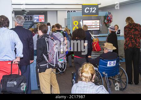 New Orleans Louisiana, Louis Armstrong New Orleans International Airport, MSY, Terminal, Boarding Gate, Flug, Passagiere Fahrer, Erwachsene adul Stockfoto