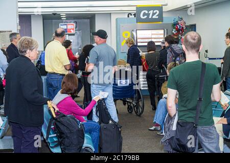 New Orleans Louisiana, Louis Armstrong New Orleans International Airport, MSY, Terminal, Flug, Flugsteig, Passagiere Fahrer, Erwachsene adul Stockfoto