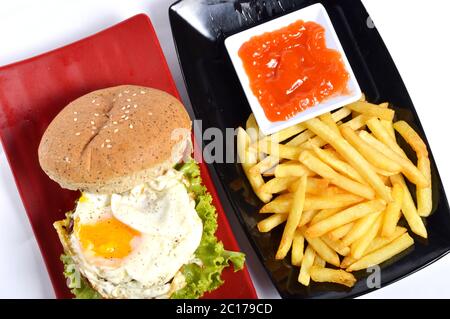 Burger mit schwarzem Pfeffer und Pommes frites Stockfoto