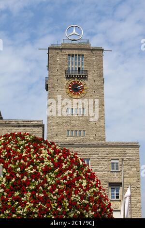 STUTTGART, 31. MAI 2012: Der Turm des Stuttgarter Hauptbahnhofs mit dem drehenden Mercedes- Stockfoto