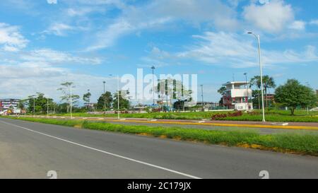 Nueva Loja, Sucumbios / Ecuador - 8. Dezember 2019: Panoramablick auf den Nueva Loja Erholungspark am Morgen mit bewölktem Himmel Stockfoto