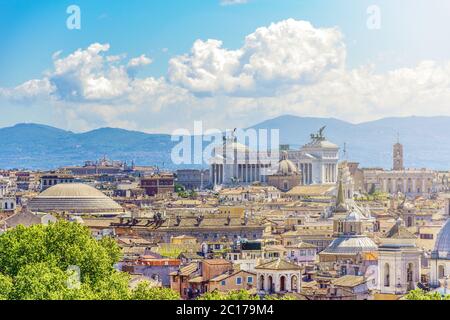 Panoramablick auf rom mit dem Kapitolinischen Hügel, Vittoriano und Pantheon Dome Stockfoto