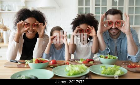 Familie Kochen zusammen Spaß mit roten Paprika Augen decken Stockfoto