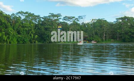 Nueva Loja, Sucumbios / Ecuador - Dezember 22 2019: Boote vor Anker am Pier des Perla Parks am Stadtrand von Nueva Loja, auch bekannt Stockfoto