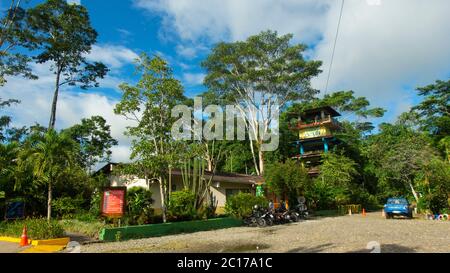 Nueva Loja, Sucumbios / Ecuador - Dezember 22 2019: Blick auf den Eingang des Pearl Park an einem sonnigen Tag in der Nähe der Stadt Nueva Loja Stockfoto