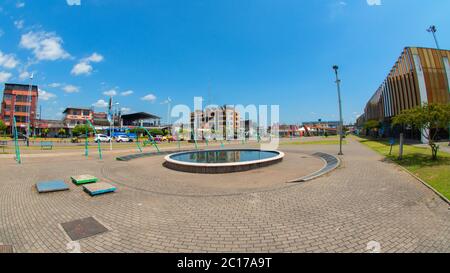 Nueva Loja, Sucumbios / Ecuador - 5. Januar 2020: Autos in der Nähe des Nueva Loja Recreational Park, im Zentrum der Stadt, auch wissen Stockfoto