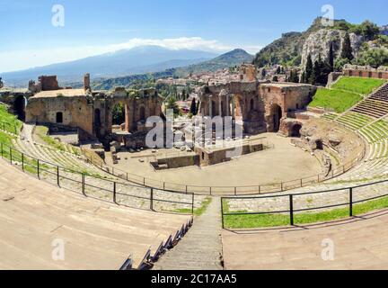 Das berühmte und schöne antike griechische Theater ruiniert Taormina mit dem Vulkan Ätna Stockfoto