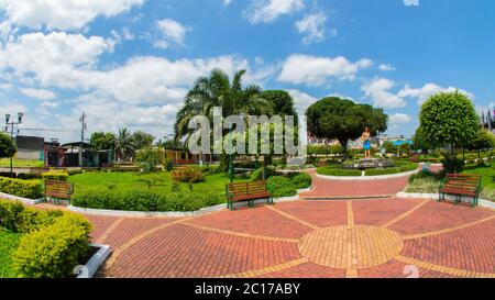 Nueva Loja, Sucumbios / Ecuador - 5. Januar 2020: Blick auf den Parque de la Madre im Zentrum der Stadt Nueva Loja, auch bekannt als Lago Agrio Stockfoto