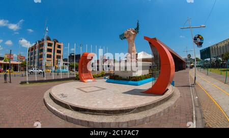 Nueva Loja, Sucumbios / Ecuador - 5. Januar 2020: Blick auf das Denkmal der Helden von Cenepa im Nueva Loja Erholungspark Stockfoto