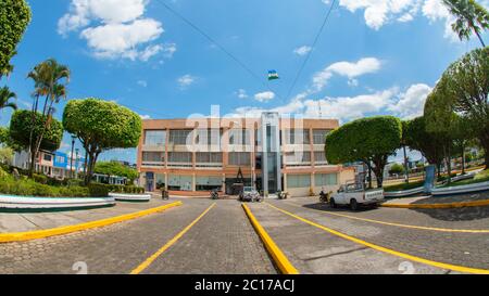 Nueva Loja, Sucumbios / Ecuador - 5. Januar 2020: Blick auf das Rathaus im Zentrum der Stadt Nueva Loja, auch bekannt als Lago A Stockfoto