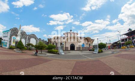 Nueva Loja, Sucumbios / Ecuador - 5. Januar 2020: Blick auf die Kathedrale unserer Lieben Frau vom Schwan befindet sich im Zentrum der Stadt Nueva Loja, auch Stockfoto