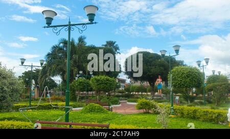 Nueva Loja, Sucumbios / Ecuador - Dezember 21 2019: Blick auf den Parque De La Madre im Stadtzentrum. Die Stadt ist auch bekannt als Lago Agrio Stockfoto