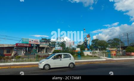 Nueva Loja, Sucumbios / Ecuador - Dezember 21 2019: Auto durch die Innenstadt. Die Stadt ist auch bekannt als Lago Agrio Stockfoto