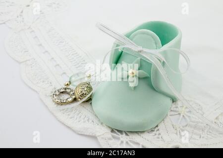 Fondant blaue Babybooty auf weißer Spitze mit Reizen Stockfoto