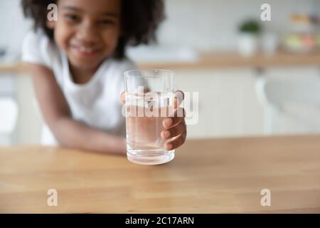 Afrikanisches Mädchen hält Hand Glas Wasser Nahaufnahme Bild Stockfoto