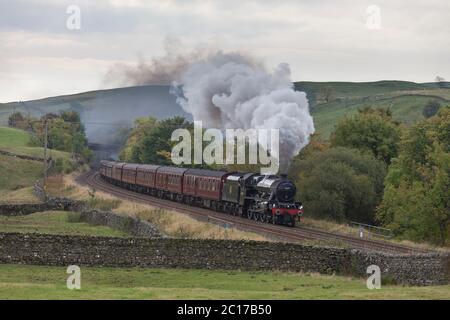 1Dampflokomotive 45690 Leander schleppt eine Westküste Eisenbahnen Hauptlinie Dampf Charter Zug vorbei Helwith Bridge auf der begleichen zu Carlisle Bahnlinie Stockfoto