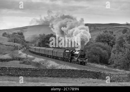 1Dampflokomotive 45690 Leander schleppt eine Westküste Eisenbahnen Hauptlinie Dampf Charter Zug vorbei Helwith Bridge auf der begleichen zu Carlisle Bahnlinie Stockfoto