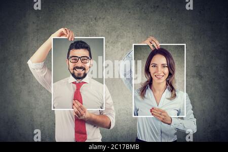 Glücklicher junger Mann und Frau mit Selbstporträts Stockfoto
