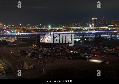 Die Leute parken ihre Autos, um einen Film in einem neuen Drive-in-Theater zu sehen.EIN Drive-in-Theater wurde vorübergehend für die Bewohner gemacht, um Filme zu genießen, da die Regierung Lockdown Regeln nach 62 Tagen ohne neue Covid-19-infizierte Fälle, in New Taipei City erleichtert. Stockfoto