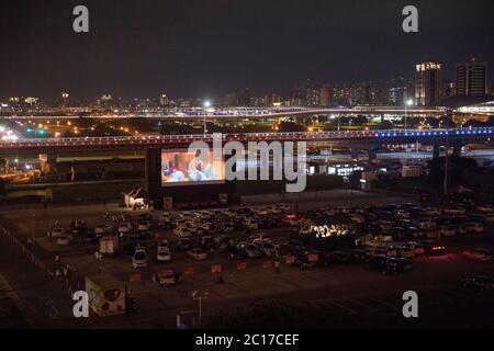 Die Leute parken ihre Autos, um einen Film in einem neuen Drive-in-Theater zu sehen.EIN Drive-in-Theater wurde vorübergehend für die Bewohner gemacht, um Filme zu genießen, da die Regierung Lockdown Regeln nach 62 Tagen ohne neue Covid-19-infizierte Fälle, in New Taipei City erleichtert. Stockfoto