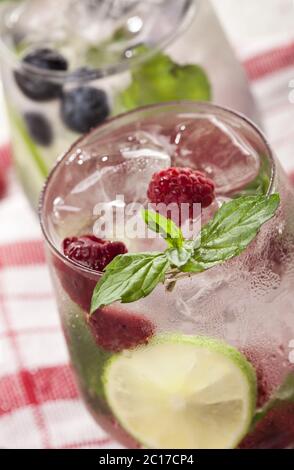 Sommerliche kalte Getränke mit Himbeeren, Brombeeren und Blaubeeren auf weißem Hintergrund Stockfoto