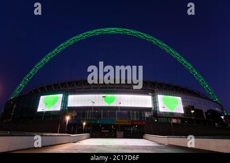 Wembley, London, Großbritannien. Juni 2020. Wembley Stadium Bogen beleuchtet grün zum 3. Jahrestag des Grenfell Feuer. Die Kampagne "Go Green for Grenfell" soll Solidarität mit den Überlebenden zeigen und an die Opfer der Tragödie erinnern. 72 Menschen wurden in dem 24-stöckigen Turm in West London getötet, als er in den frühen Morgenstunden des 14. Juni 2017 in Flammen aufging. Quelle: Chris Aubrey/Alamy Live News Stockfoto