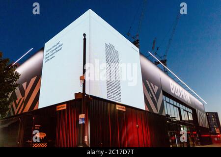 Wembley, London, Großbritannien. Juni 2020. Boxpark im Wembley Park listet die Namen der Opfer des Grenfell-Feuers zum 3. Jahrestag der Katastrophe auf. 72 Menschen wurden in dem 24-stöckigen Turm in West London getötet, als er in den frühen Morgenstunden des 14. Juni 2017 in Flammen aufging. Quelle: Chris Aubrey/Alamy Live News Stockfoto