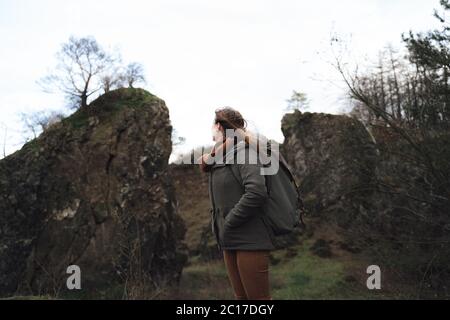 Frau Reisende im Herbst von Hügeln umgeben Stockfoto