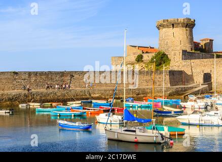 Ciboure, Frankreich - 26. September 2016: Fischerhafen von Ciboure, Baskenland. Kleine bunte Fischboote auf dem alten Hafen der c Stockfoto