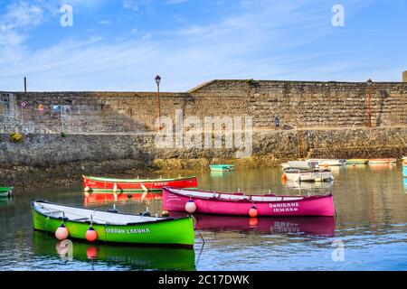 Ciboure, Frankreich - 26. September 2016: Fischerhafen von Ciboure, Baskenland. Kleine bunte Fischboote auf dem alten Hafen der c Stockfoto