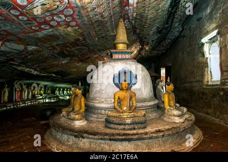 Die buddhistische dagoba befindet sich in der Höhle zwei (Maharaja Viharaya) an den Dambulla Cave Temples in Zentral-Sri Lanka. Stockfoto