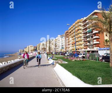Radfahrer auf Strandpromenade, Fuengirola, Costa del Sol, Provinz Malaga, Andalusien (Andalusien), Königreich Spanien Stockfoto