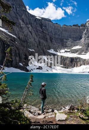 Die Frau steht am Ufer des Iceburg Lake Stockfoto