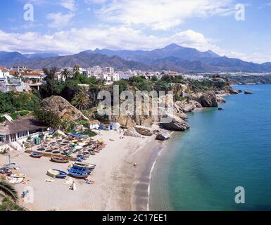 Playa de la Calahonda von Balcon De Europa, Nerja, Costa del Sol, Provinz Malaga, Andalusien, Spanien Stockfoto