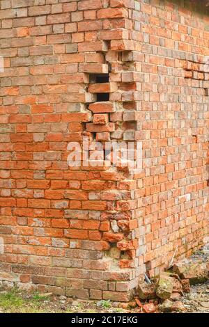Beschädigung einer Ziegelwand mit rissigen und fehlenden Ziegeln. UK Haus Senkungen und Reparaturen Stockfoto