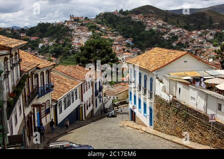 Blick auf steile Kopfsteinpflasterstraße und Hügel der historischen Barockstadt Ouro Preto, UNESCO Welterbe Stockfoto