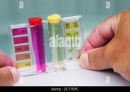 Whirlpool Whirlpool Wartung Test, Ph Chlor und Brom Ebenen Stockfoto