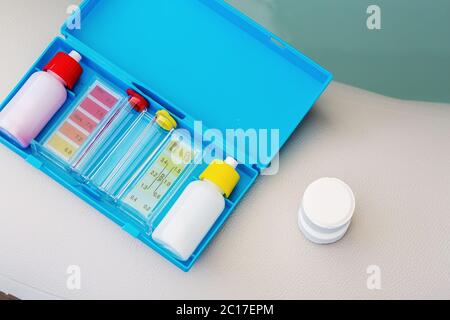 Set mit Ph Chlor und Brom Test für den Qualitätstest von Whirlpool und Pool Stockfoto