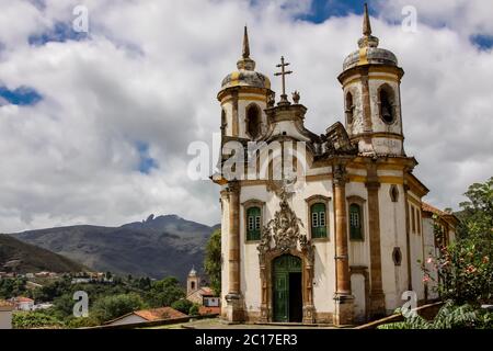 Blick auf die historische Barockkirche Igreja Sao Francisco de Assis, Ouro Preto, UNESCO-Weltkulturerbe Sit Stockfoto