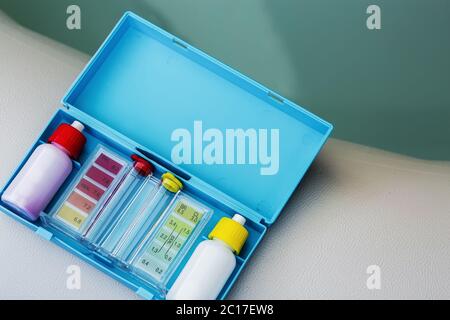 Set mit Ph Chlor und Brom Test für den Qualitätstest von Whirlpool und Pool Stockfoto