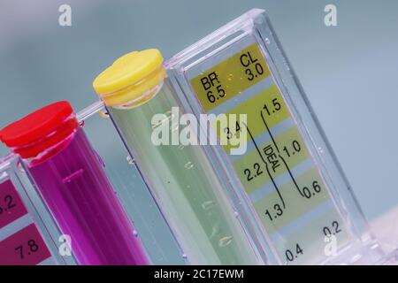 Set mit Ph Chlor und Brom testen. Close-up auf dem Test Zone für Chlor und Brom Stockfoto