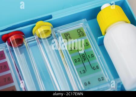 Set mit Ph Chlor und Brom testen. Close-up auf dem Test Zone für Chlor und Brom Stockfoto